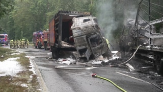 Feuerwehr und Rettungskräfte an der Unfallstelle auf der B259 zwischen Faid und Büchel. Zwei Lkw sind dort kollidiert. Beide Fahrer starben.