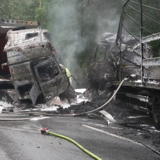 Feuerwehr und Rettungskräfte an der Unfallstelle auf der B259 zwischen Faid und Büchel. Zwei Lkw sind dort kollidiert. Beide Fahrer starben.