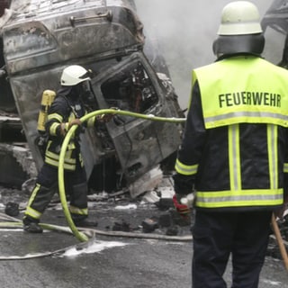 Bei einem schweren Unfall auf der B259 zwischen Faid und Büchel sind am Morgen zwei Lkw-Fahrer gestorben.