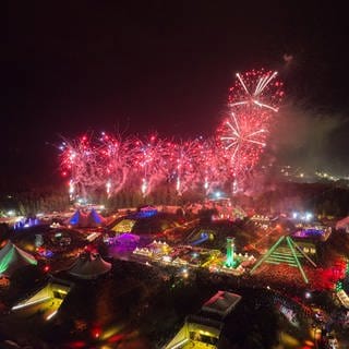 Technosfestival NATURE ONE endete mit Feuerwerk. Raver können sich heute ohne Regen auf die Heimreise machen.