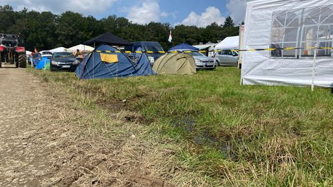 Die Wiesen, auf denen die NATURE ONE Besucherinnen und Besucher campen, sind teilweise durchnässt.