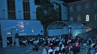 Bei den HEIMAT EUROPA Filmfestspielen 2024 werden die Filme auch wieder im Freien auf dem Fruchtmarkt gezeigt. 