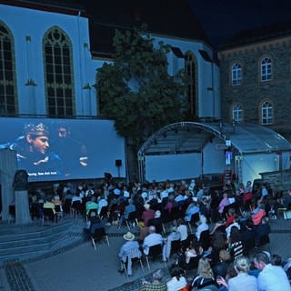 Bei den HEIMAT EUROPA Filmfestspielen 2024 werden die Filme auch wieder im Freien auf dem Fruchtmarkt gezeigt. 