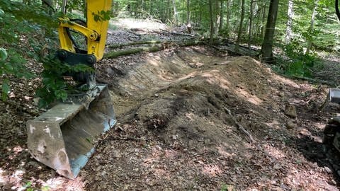 Diese Querrinne auf einer Rückegasse soll das Wasser bei Starkregen bremsen und umleiten.