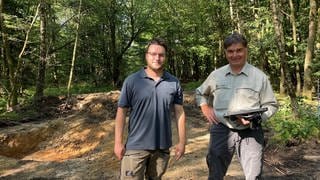 Die Förster Max Malten und Andreas Schäfer im Wald.