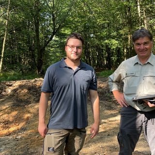 Die Förster Max Malten und Andreas Schäfer im Wald.