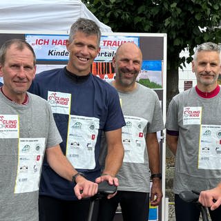 Die Ultra-Radfahrer Wolfgang Seger, Marco Bastiaansen, Frank Klotz, Christian Bruder, Nico Bastiaansen und Luca Bastiaansen