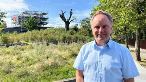 Mike Weiland, Bürgermeister der Verbandsgemeinde Loreley, steht vor dem unfertigen Gläserne Fels. Er hofft, dass die neue Touristenattraktion im kommenden Jahr eröffnet werden kann.