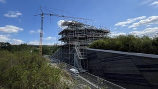 Die Stahlträgerkonstruktion für den Gläsernen Fels auf der Loreley steht bereits. Ab September sollen dann mehr als hundert Glasscheiben in die Kuppel der Mythoshalle eingesetzt werden.