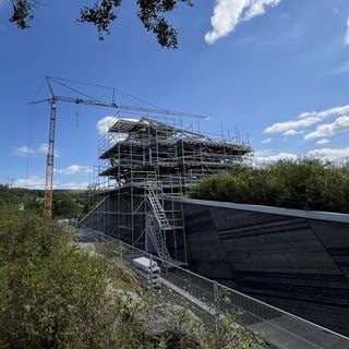 Die Stahlträgerkonstruktion für den Gläsernen Fels auf der Loreley steht bereits. Ab September sollen dann mehr als hundert Glasscheiben in die Kuppel der Mythoshalle eingesetzt werden.