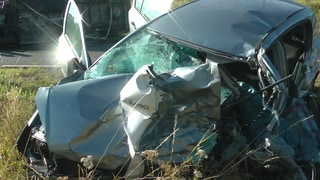 Das Unfall-Auto der tödlich verletzten Frau im Westerwald nach dem Frontal-Zusammenstoß