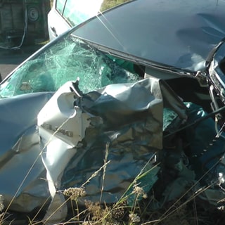 Das Unfall-Auto der tödlich verletzten Frau im Westerwald nach dem Frontal-Zusammenstoß