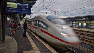 Nach vierwöchiger Streckensperrung halten wieder ICEs am Bahnhof in Montabaur.