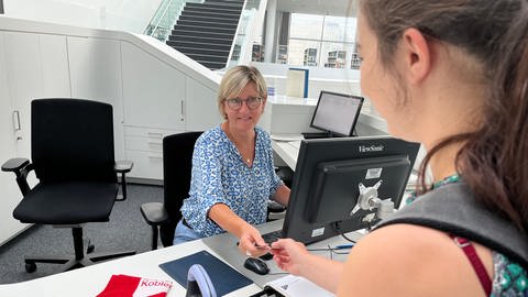 Wer achtzehn Jahre alt ist und einen gültigen Bibliotheksausweis hat, kann sich in der Koblenzer Bibliothek der Dinge etwas ausleihen.