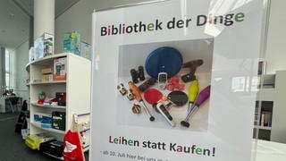 In der Koblenzer Stadtbibliothek kann man neben Büchern und Zeitschriften auch Alltagsgegenstände, Spielzeug und Technik ausleihen.