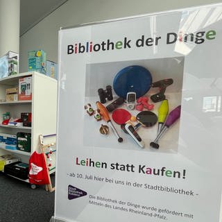 In der Koblenzer Stadtbibliothek kann man neben Büchern und Zeitschriften auch Alltagsgegenstände, Spielzeug und Technik ausleihen.