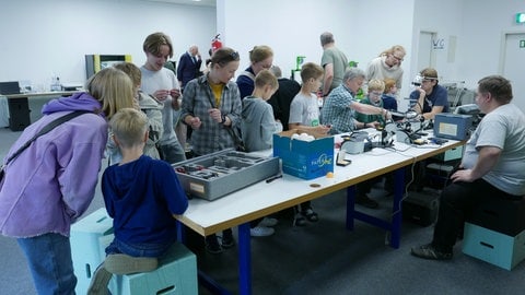 Bei der Eröffnung des MINT-Maker-Space in Bendorf kamen viele Menschen, um zum Beispiel mal das Löten auszuprobieren