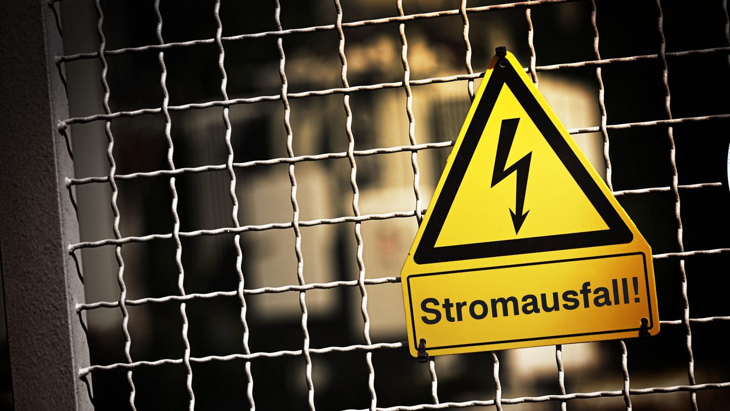 Schild mit Strompfeil und der Aufschrift Stromausfall: Der Rhein-Hunsrück-Kreis probt in einer Großübung, was bei einem großflächigen Stromausfall passiert