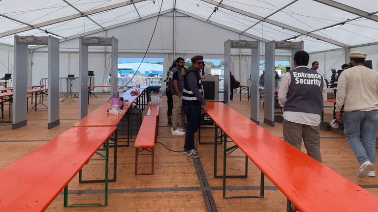 Sicherheitsbereich beim Ahmadiyya Treffen auf dem Flugplatz in Mendig