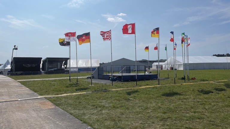 Fahnen wehen beim Treffen der Ahmadiyya Gemeinde auf dem Flugplatz in Mendig