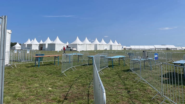 Absperrungen auf dem Flugplatz in Mendig beim Treffen der Ahmadiyya Gemeinde