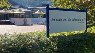 Schild vor Gebäude des Leifheit Campus in Nassau