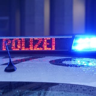 Blaulicht mit Polizeiaufschrift