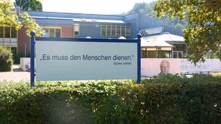 Ein Zitat des Unternehmers Günter Leifheit steht am Rande des Leifheit-Campus, eines privaten Gymnasiums in Nassau.