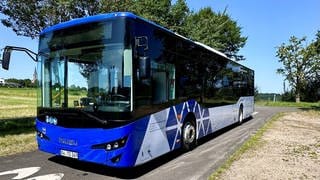 Ein blauweißer Bus steht auf der Straße