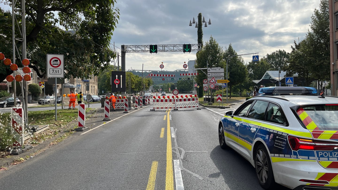 Ein Polizeiauto steht vor der Absperrung der Pfaffendorfer Brücke kurz vor der Entschärfung der Fliegerbombe