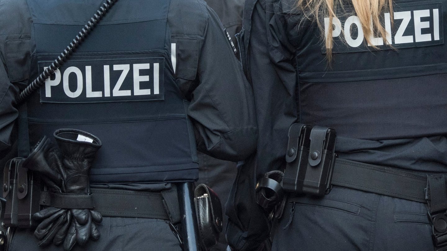 Zwei Polizisten von hinten