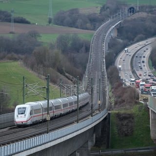 Ein ICE 4 der Deutschen Bahn auf der Schnellstrecke zwischen Köln, Montabaur und Frankfurt.