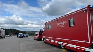 Ein Wagen des Kampfmittelräumdienstes steht auf dem ehemaligen Truppenübungsplatz Schmidtenhöhe in Koblenz