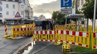 Blick auf eine gesperrte Straße mitten in Bad Neuenahr-Ahrweiler: Auch mehr als drei Jahre nach der Flut gibt es hier immer noch sehr viele Baustellen. 