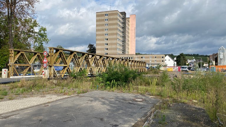 Eine Brücke in Bad Neuenahr-Ahrweiler, dahinter ein Hochhaus. Hier ist noch nicht viel vom Wiederaufbau zu sehen.