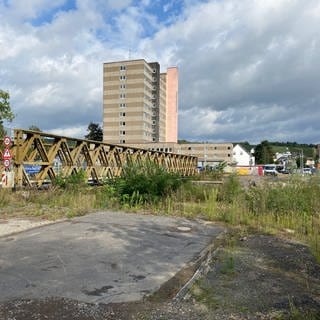 Eine Brücke in Bad Neuenahr-Ahrweiler, dahinter ein Hochhaus. Hier ist noch nicht viel vom Wiederaufbau zu sehen.