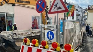 Ein Blick auf eine  Baustelle mitten in Bad Neuenahr-Ahrweiler mehr als drei Jahre nach der Flut: der Wiederaufbau ist noch in vollem Gange. 