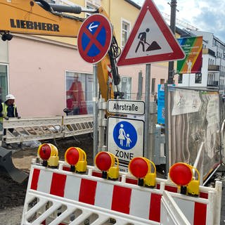 Ein Blick auf eine  Baustelle mitten in Bad Neuenahr-Ahrweiler mehr als drei Jahre nach der Flut: der Wiederaufbau ist noch in vollem Gange. 