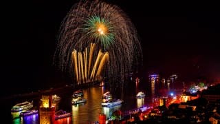 Bunt beleuchtete Schiffe auf dem Rhein bei Oberwesel