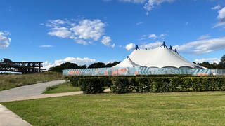 Blick auf das Theaterzelt auf der Festung Ehrenbreitstein, das das Theater Koblenz während der Generalsanierung als Ausweichspielstätte nutzt.