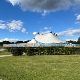 Blick auf das Theaterzelt auf der Festung Ehrenbreitstein, das das Theater Koblenz während der Generalsanierung als Ausweichspielstätte nutzt.