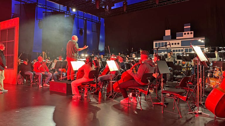 Musiker proben für die Eröffnungsgala im Zelt: Wegen der Generalsanierung spielt das Theater Koblenz in der Saison 202425 in einem Zirkuszelt auf der Festung Ehrenbreitstein. 