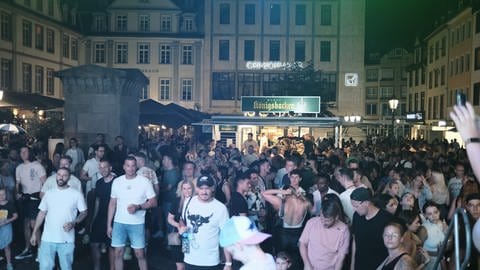 Viele Menschen auf einem Platz in der Koblenzer Altstadt