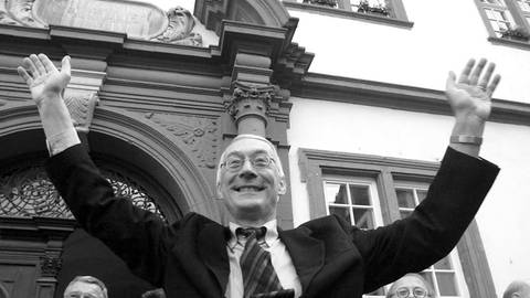 Nach der Auszählung der Oberbürgermeisterwahlen in Koblenz jubelte der Gewinner Eberhard Schulte-Wissermann (SPD) im Mai 2002 vor dem Rathaus. Mit 57,7 Prozent der Stimmen ging er damals in seine zweite Amtsperiode. 