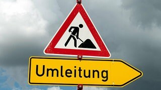 Auf einem Baustellenschild steht das Wort Umleitung: In Staudernheim müssen die Menschen in den nächsten Monaten einen großen Umweg fahren, um von einem Ortsteil in den anderen zu gelangen. 