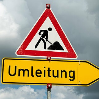 Auf einem Baustellenschild steht das Wort Umleitung: In Staudernheim müssen die Menschen in den nächsten Monaten einen großen Umweg fahren, um von einem Ortsteil in den anderen zu gelangen. 