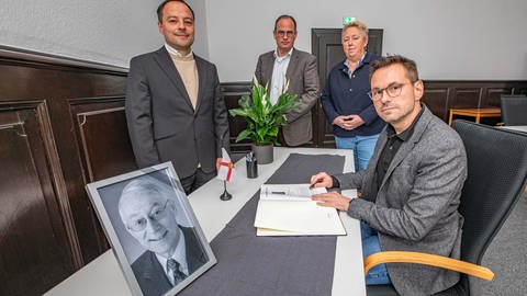 Kondolenzbuch für verstorbenen Koblenzer Oberbürgermeister Eberhard Schulte-Wissermann: Noch im Rathaus haben sich die Mitglieder des Stadtvorstandes, Oberbürgermeister David Langner, Bürgermeisterin Ulrike Mohrs, sowie die Beigeordneten Ingo Schneider und Andreas Lukas, in das Kondolenzbuch eingetragen. Jetzt liegt es in der Stadtbibliothek im Forum Confluentes aus.