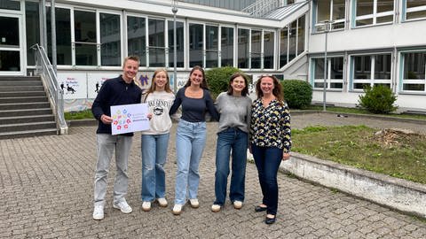 Schülersprecher und Schulleiterin der Bischöflichen Marienberg Realschule in Boppard vor dem Schulgebäude