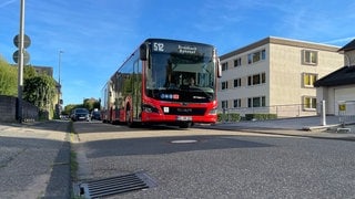 Ein Regiobus der Deutschen Bahn fährt durch Lahnstein.