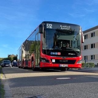 Ein Regiobus der Deutschen Bahn fährt durch Lahnstein.